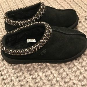 UGG SLIPPERS (Black) size 6